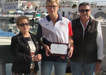 Miguel Dueñas, en la recogida de su trofeo.