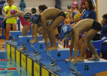 Salida de una de las pruebas natatorias celebradas en la piscina municipal de nuestra ciudad