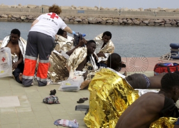 GRA332. MELILLA, 19/05/2017.- Un efectivo de la Cruz Roja atiende esta tarde a varios de los 24 inmigrantes de origen subsahariano después de que la patera con la que intentaban llegar a Melilla haya naufragado. El rescate se ha producido en las inmediaciones de Aguadú (al norte de Melilla), y los inmigrantes han sido trasladados al puerto deportivo en la embarcación del GEAS de la Guardia Civil. EFE/F.G.GUERRERO