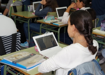 Imagen de una alumna de la ESO en un centro educativo de Melilla.