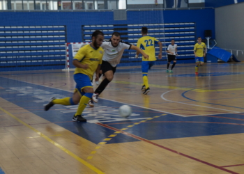 Yusef, jugador de la Constitución, con el balón.