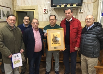 Entrega de un pirograbado, por parte de la APDM, al presidente del Centro Hijos de Melilla, Feliciano Palomo