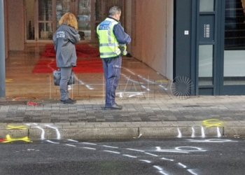 Policías alemanes inspeccionan el lugar del atropello intencionado del que se acusa a un melillense. / EXPRESS