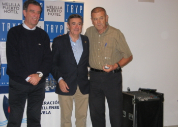 El tristemente fallecido José Marín ‘Pepote’, recogiendo un trofeo y acompañado por Antonio Miranda y José Manuel Calzado.