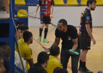 El técnico local, Faisal Salmi, dando consignas a sus jugadores.