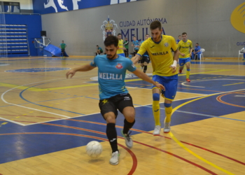 El jugador del Melistar, Raúl, con el balón, en uno de los partidos de este temporada.