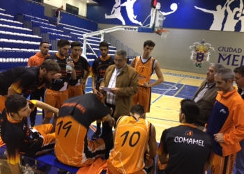 Los jugadores del Enrique Soler recibiendo las instrucciones de su cuerpo técnico.