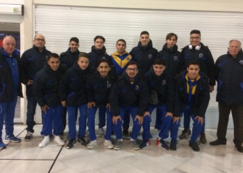 Todos los expedicionarios de la Federación Melillense de Fútbol, antes de su salida desde el aeropuerto de Melilla.