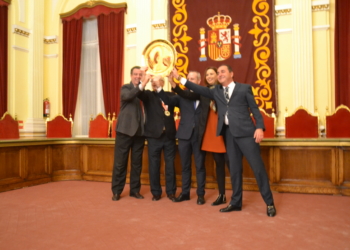 Miranda, Imbroda, Blázquez, Samira Mizzian y Javier Mateo, alzan el plato de campeones de Europa 2018.