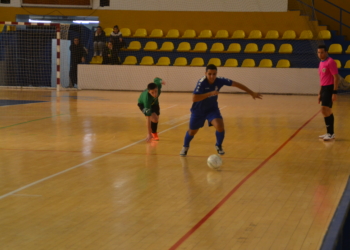 Uno de los futbolistas peñistas, con el esférico