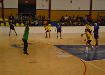 Lanzamiento de penalti de un jugador del Gimnástico Melilla en el pabellón Lázaro Fernández.