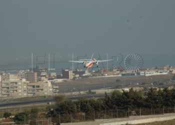 Imagen de archivo de un avión partiendo del Aeropuerto de Melilla.