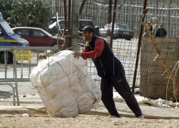 GRA301. MELILLA, 19/01/2016.- La tranquilidad regresa al paso fronterizo de Barrio Chino de Melilla tras el tumulto que ha tenido lugar esta mañana, como consecuencia del cual dos guardias civiles ha resultado heridos, uno más grave, con una brecha en la frente, por la que ha recibido nueve puntos de sutura y, otro menos grave, con un fuerte golpe en un brazo. EFE/F. G. Guerrero