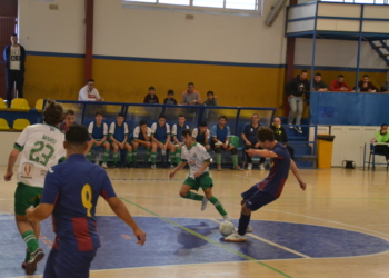 Uno de los jugadores del cuadro culé, en pleno lanzamiento a portería.