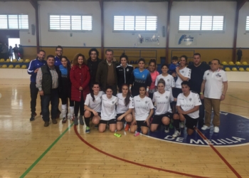 Foto de familia de todas las jugadoras del equipo del Torreblanca CF.