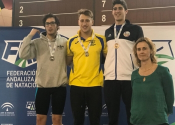 Fernando Nicasio, en la recogida de su medalla en la segunda jornada de competición en el Campeonato de Andalucía