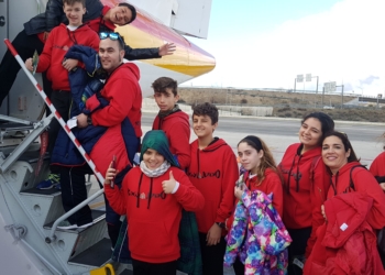 Integrantes de la expedición local, en el momento de subirse al avión.