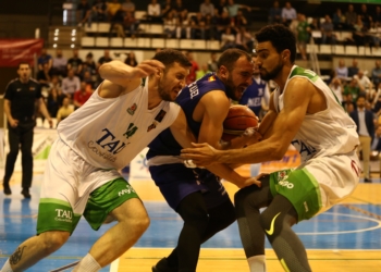 Dani Rodríguez intenta llevarse el balón entre dos jugadores del Tau Castelló.