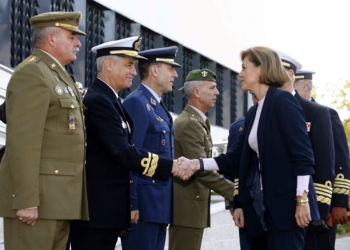 GRA096 POZUELO DE ALARCÓN (MADRID), 09/11/2016.- La nueva ministra de Defensa, María Dolores de Cospedal, que mantuvo su primer encuentro con la cúpula militar y contactó con las tropas desplegadas en el exterior en una videoconferencia desde el cuartel de Retamares de Pozuelo de Alarcón (Madrid), recibida por el mando de operaciones a su llegada al acto. EFE/Zipi