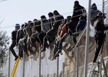 GRA143. MELILLA, 21/11/2015.- Dos subsaharianos han superado hoy el vallado entre Melilla y Marruecos y entrado en territorio español tras un intento de salto de casi un centenar de inmigrantes en el que se han registrado cuatro heridos que han sido atendidos en el hospital, uno de los cuales está en la UCI. EFE/F.G Guerrero