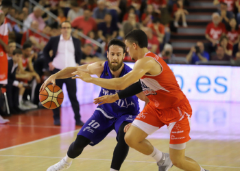 Pablo Almazán, en una de las jugadas del primer partido