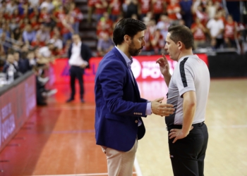 Alejandro Alcoba, en el diálogo con uno de los árbitros.