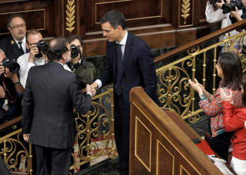 GRAF1011. MADRID (ESPAÑA), 01/06/2018.- El secretario general del PSOE Pedro Sánchez, saluda presidente del gobierno Mariano rajoy, en el hemiciclo del Congreso tras el debate de la moción de censura presentada por su partido. EFE/Emilio Naranjo***POOL***