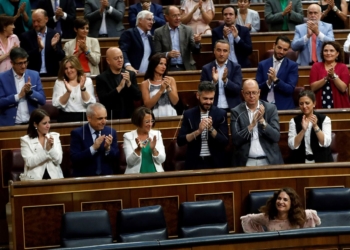 GRAF7930 MADRID, 27/7/2018.-El Grupo Socialista aplaude a la ministra de Hacienda, María Jesús Montero,abajo, tras su su intervención ante el pleno que hoy debate el techo de gasto de 2019 que se eleva a 125.064 millones de euros, un 4,4 % superior al de 2018, y vota los nuevos objetivos de déficit y deuda pública para el período 2019-2021.EFE/Juan Carlos Hidalgo