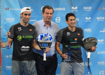 El consejero de Deportes, Antonio Miranda, flanqueado por los campeones del Melilla Challenger 2018, el granadino Javier Ruiz y el melillense Uri Botello.