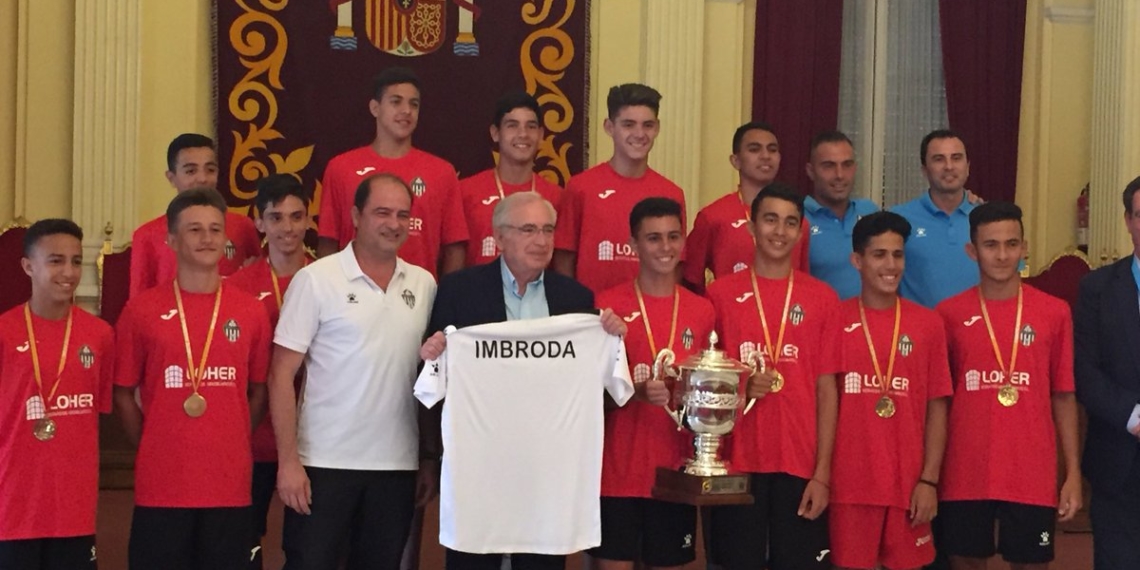 El Torreblanca CF hizo entrega de una camiseta del club con el nombre del presidente.