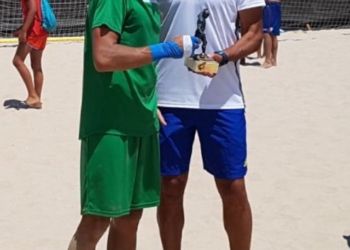 El jugador melillense, José Cintas, recibe un premio del seleccionador nacional, Joaquín Alonso.