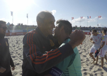 Joaquín Alonso felicita a Dona tras la victoria conseguida frente a Rusia, mientras el melillense José Cintas lo celebra con su compañero Fernando Guisado