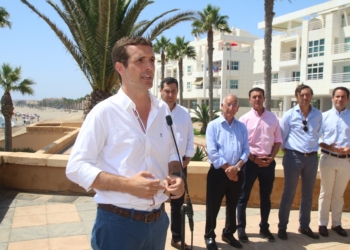 El presidente del PP, Pablo Casado, durante su visita a Almería. EFE/Ricardo Garcia