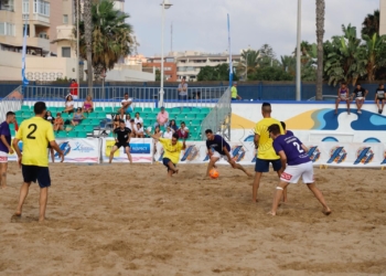 Los equipos lucharon en la arena durante la primera jornada del campeonaTO