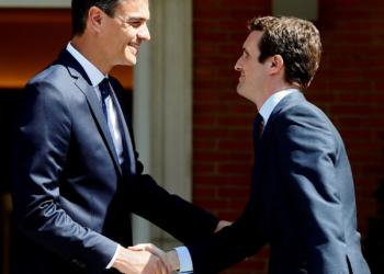 GRAF1252. MADRID (ESPAÑA), 02/08/2018.- El presidente del Gobierno, Pedro Sánchez, saluda al nuevo líder del PP, Pablo Casado, en la primera cita que mantienen desde que asumieran sus respectivos cargos, esta tarde en el palacio de La Moncloa. -EFE/ Fernando Alvarado