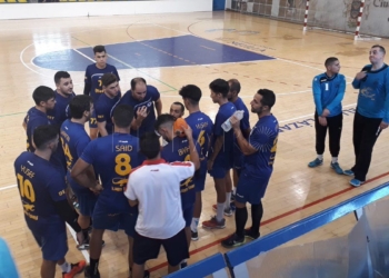 Jugadores de la escuadra melillense, en uno de los tiempos muertos de su primer partido de liga