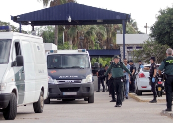 GRAF1687. MELILLA, 21/10/2018.- Efectivos de la Guardia Civil y Policía Nacional trasladan a los inmigrantes de origen subsahariano tras el salto que han realizado hoy a la valla que separa la ciudad española de Melilla, fronteriza con Marruecos, en un nuevo intento masivo de entrar de manera irregular en España. El salto se saldó con un inmigrante fallecido y un total de 25 heridos -19 subsaharianos y seis guardias civiles- según los datos facilitados por la Delegación del Gobierno en Melilla. EFE/ F.G. Guerrero