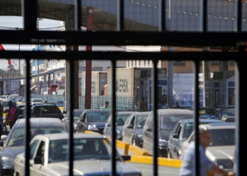 Vehículos en la frontera de Beni-Enzar tras la decisión de Marruecos de cerrar la aduana comercial. El Gobierno español aseguró hoy que defenderá los intereses de la ciudad española norteafricana de Melilla ante la decisión de Marruecos de cerrar la aduana comercial en la frontera de Beni-Enzar. EFE/F.G.Guerrero