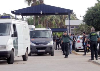 GRAF1687. MELILLA, 21/10/2018.- Efectivos de la Guardia Civil y Policía Nacional trasladan a los inmigrantes de origen subsahariano tras el salto que han realizado hoy a la valla que separa la ciudad española de Melilla, fronteriza con Marruecos, en un nuevo intento masivo de entrar de manera irregular en España. El salto se saldó con un inmigrante fallecido y un total de 25 heridos -19 subsaharianos y seis guardias civiles- según los datos facilitados por la Delegación del Gobierno en Melilla. EFE/ F.G. Guerrero