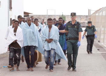 GRAF2421. MOTRIL (GRANADA), 08/10/2018.- Llegan en buen estado al Puerto de Motril (Granada) las 50 personas de origen subsahariano, entre ellas 4 mujeres, rescatadas en las cercanías de la isla de Alborán por el ferry 'Volcán de Tauce' que cubre la línea Motril con Melilla. EFE/ Miguel Paquet