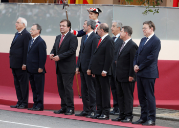 El presidente de Castilla y León, Juan Vicente Herrera (i), el presidente de Ceuta, Juan Jesús Vivas (2i9, el presidente de Extremadura, Guillermo Fernández Vara (3i), el presidente de Canarias, Fernando Clavijo (4i), el presidente de Aragón, Javier Lambán (3d), el presidente de Castilla-La Mancha, Emiliano García-Page (2d), y el presidente de la Comunidad Valenciana, Ximo Puig (d), momentos antes del inicio del desfile militar que presiden hoy los Reyes en la plaza de Lima de Madrid con motivo del Día de la Fiesta Nacional. EFE/J.J. Guillén