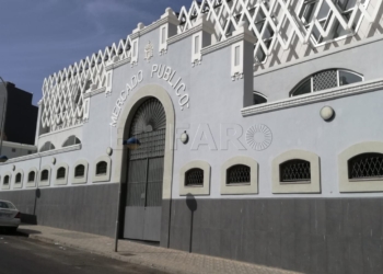 Imagen de la puerta de salida a la calle General Margallo, que debería abrir para adentro, en lugar de para afuera