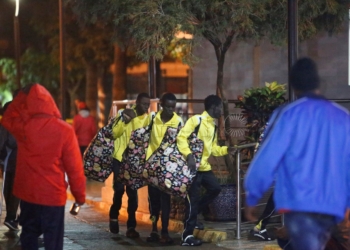 GRAF2168. MELILLA, 05/11/2018.- Llegada al puerto de Melilla de los 80 inmigrantes rescatados hoy por la embarcación de Salvamento Marítimo Guardamar Polimnia, de dos pateras que se dirigían a la península. La embarcación ha recuperado del agua los cuerpos de nueve cadáveres, todos de ellos varones, mientras que otros cuatro inmigrantes varones fueron atendidos en el lugar de atraque por facultativos de Cruz Roja y del 061, que les practicaron maniobras de reanimación pero finalmente se certificó su fallecimiento. EFE/ Salva