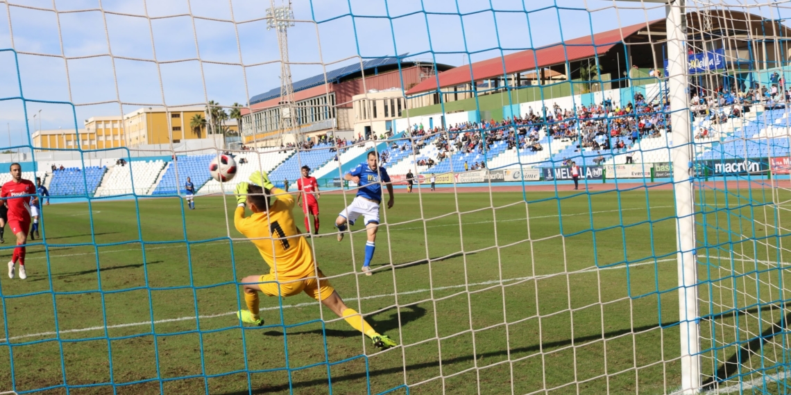 Momento de una de las ocasiones más claras que tuvo la UD Melilla en el choque de ayer.