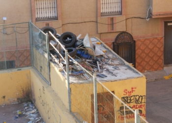 Acumulación de basura en el barrio de La Cañada (izquierda). Una delegación del PSOE local visitó la zona para recoger las inquietudes de los vecinos.