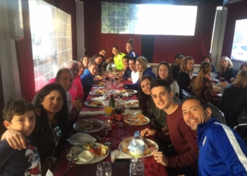 Reunión de jugadoras, cuerpo técnico y directivos, en una comida navideña.