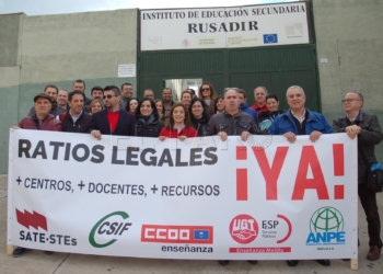 Los docentes y sindicatos de la Enseñanza de Melilla ante las puertas del IES Rusadir.