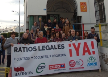 Los profesores y los sindicatos de la Enseñanza a las puertas del CEIP Reyes Católicos.