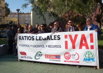 Docentes y organizaciones sindicales se reunieron ayer ante la entrada del IES Leopoldo Queipo.