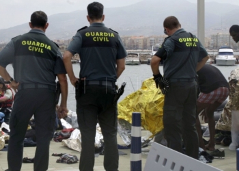 GRA333. MELILLA, 19/05/2017.- Efectivos de la Guardia Civil atienden esta tarde a varios de los 24 inmigrantes de origen subsahariano después de que la patera con la que intentaban llegar a Melilla haya naufragado. El rescate se ha producido en las inmediaciones de Aguadú (al norte de Melilla), y los inmigrantes han sido trasladados al puerto deportivo en la embarcación del GEAS de la Guardia Civil. EFE/F.G.GUERRERO